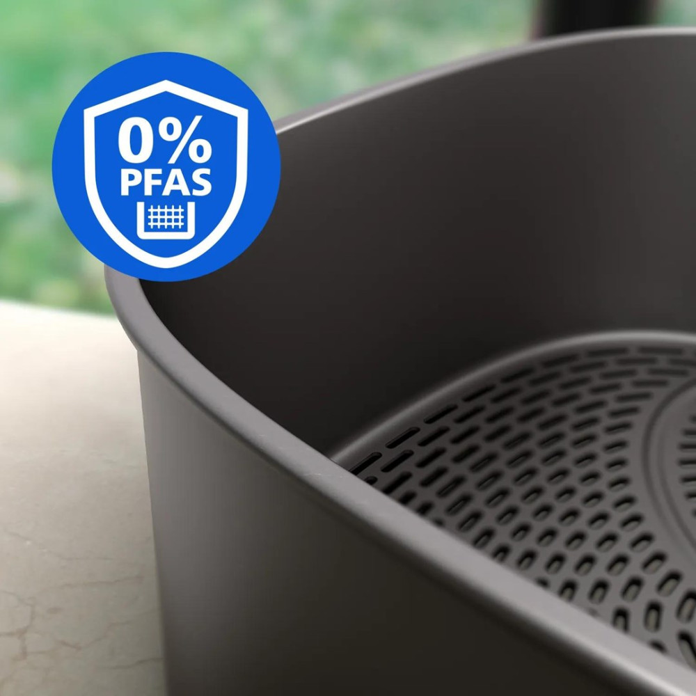 Luftfritteusenkorb mit 0% PFAS-Siegel. Außenansicht eines grauen Korbes.