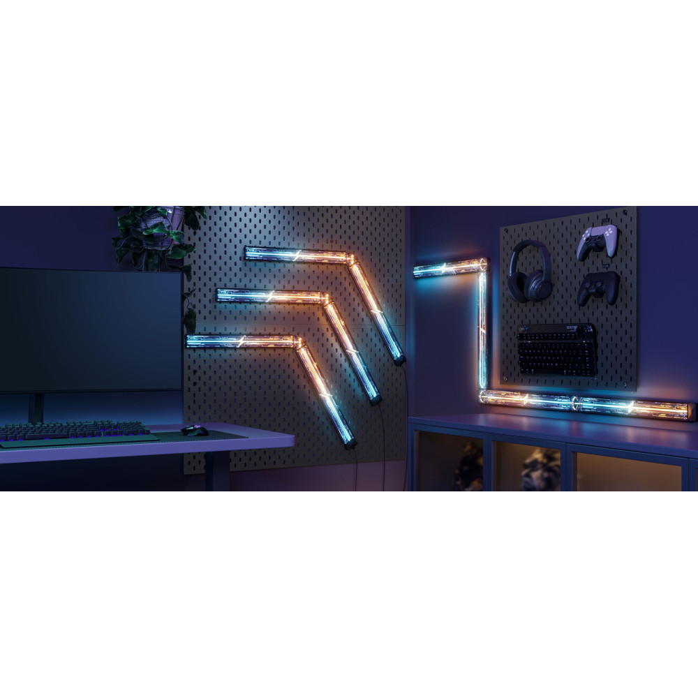 Gaming-setup met neonverlichting, toetsenbord, muis, koptelefoon en controllers.