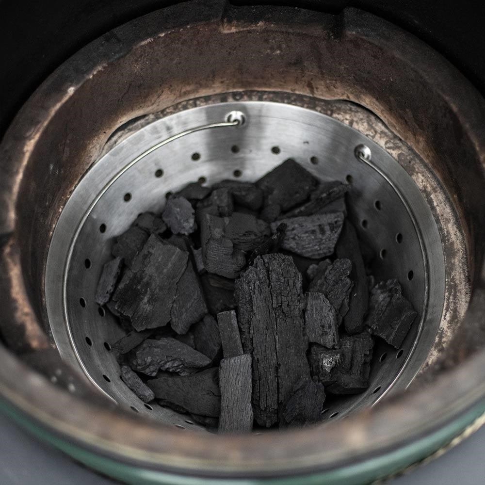 Izgaranın içindeki metal sepette odun kömürü parçaları.
