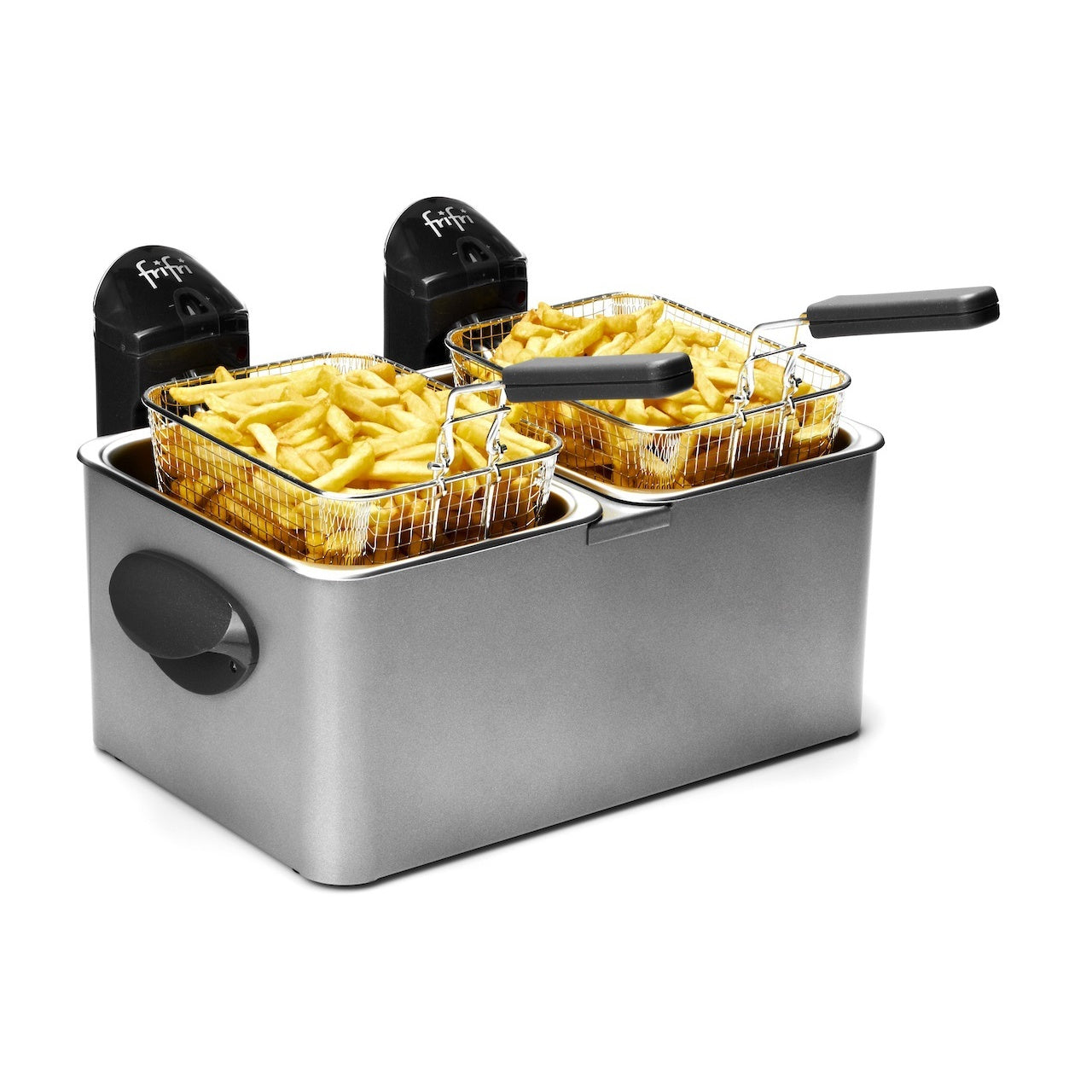 Eine doppelte Fritteuse mit zwei Körben voller goldener Pommes steht auf weißem Grund.