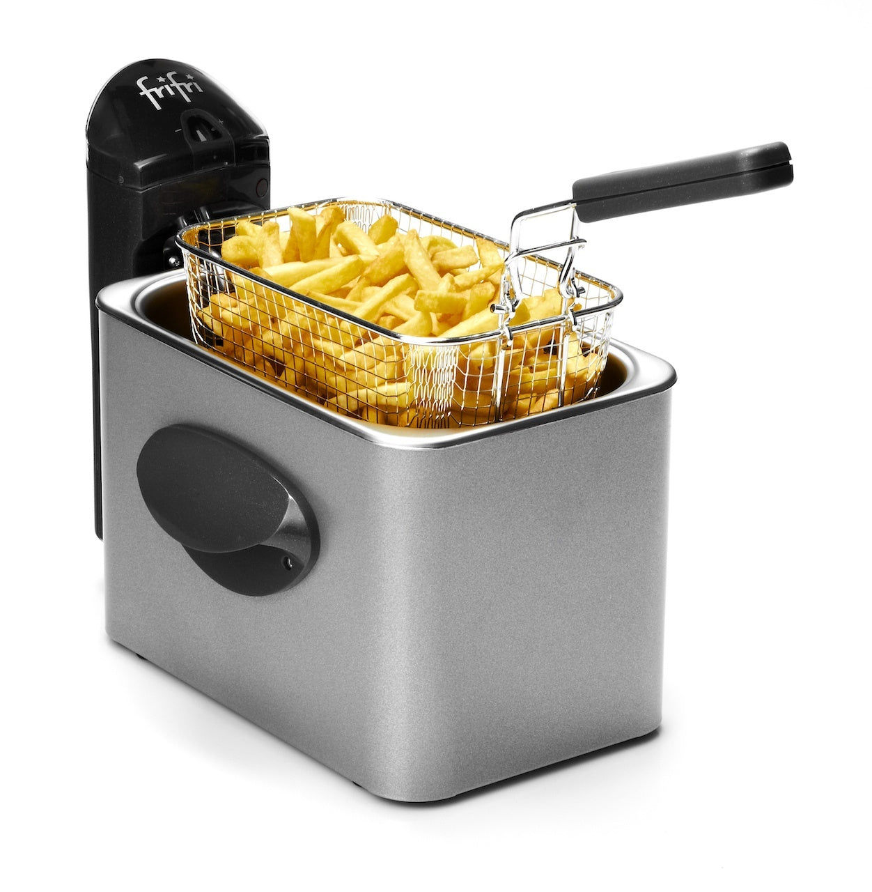 Una friggitrice argentata con un cestello pieno di patatine fritte dorate.