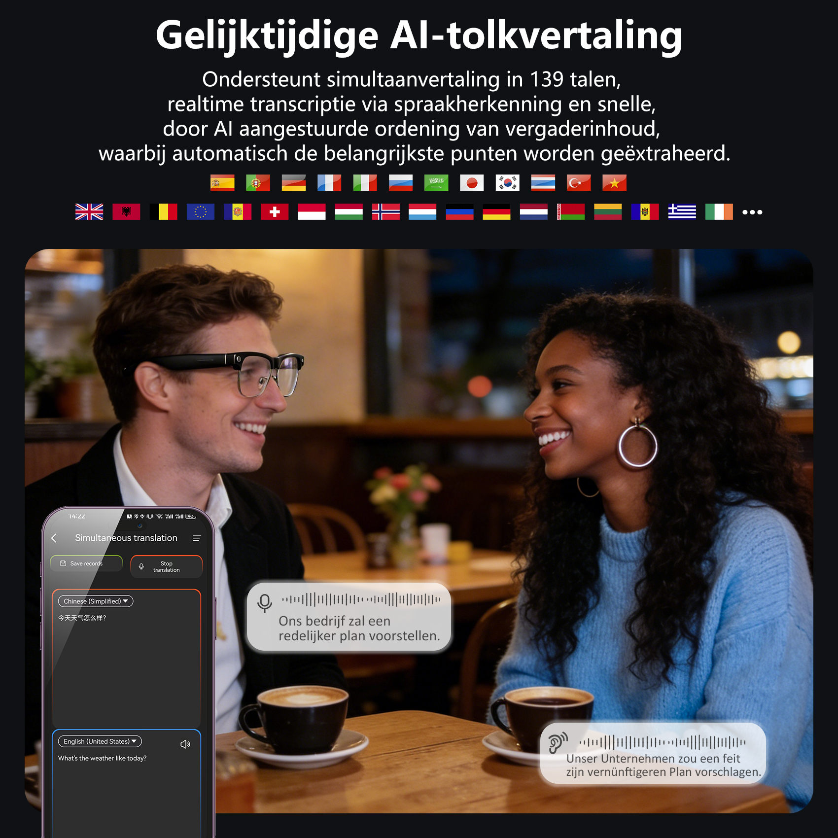 Man en vrouw glimlachen, vertaalapp op telefoon.