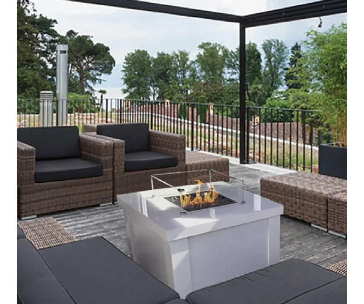 Wicker oturma takımı, beyaz ateş çukuru, ağaç ve su manzaralı modern bir veranda.