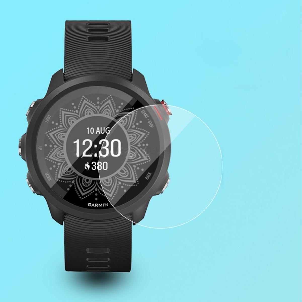 Uno smartwatch nero con quadrante mandala e protezione schermo. Sfondo blu.