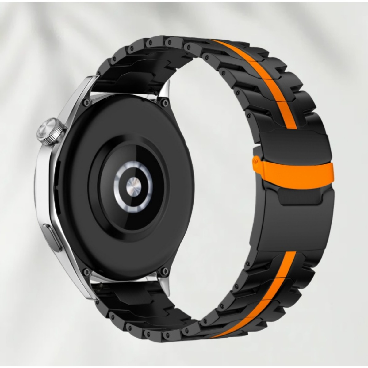 Eine schwarze Smartwatch mit orangefarbenen Akzenten auf dem Armband.