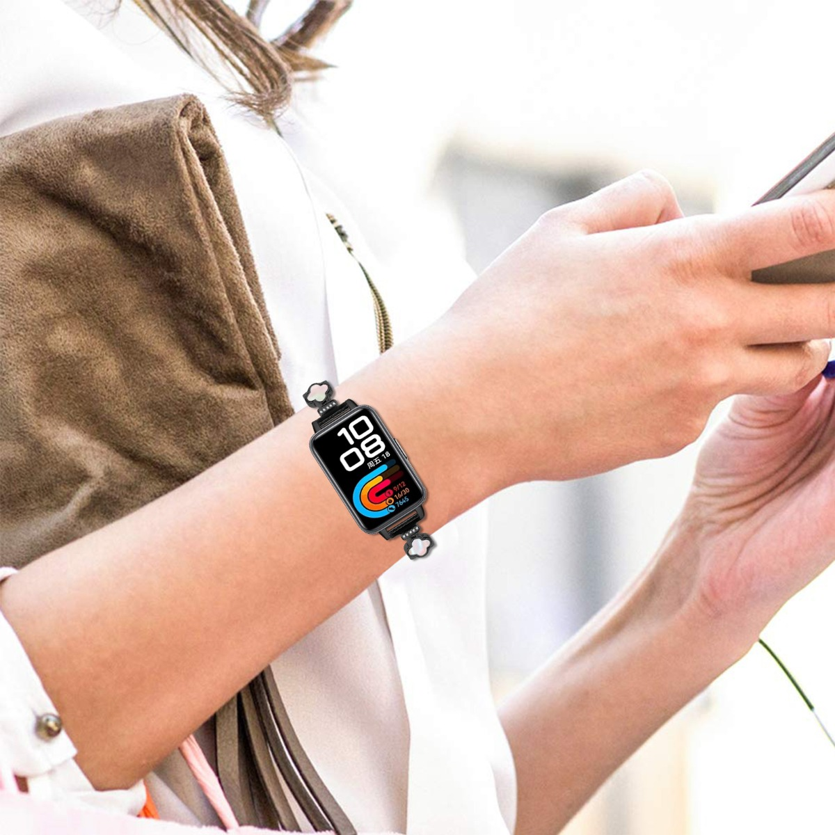Eine Frau trägt eine Smartwatch mit bunten Aktivitätsringen und chinesischen Zeichen.