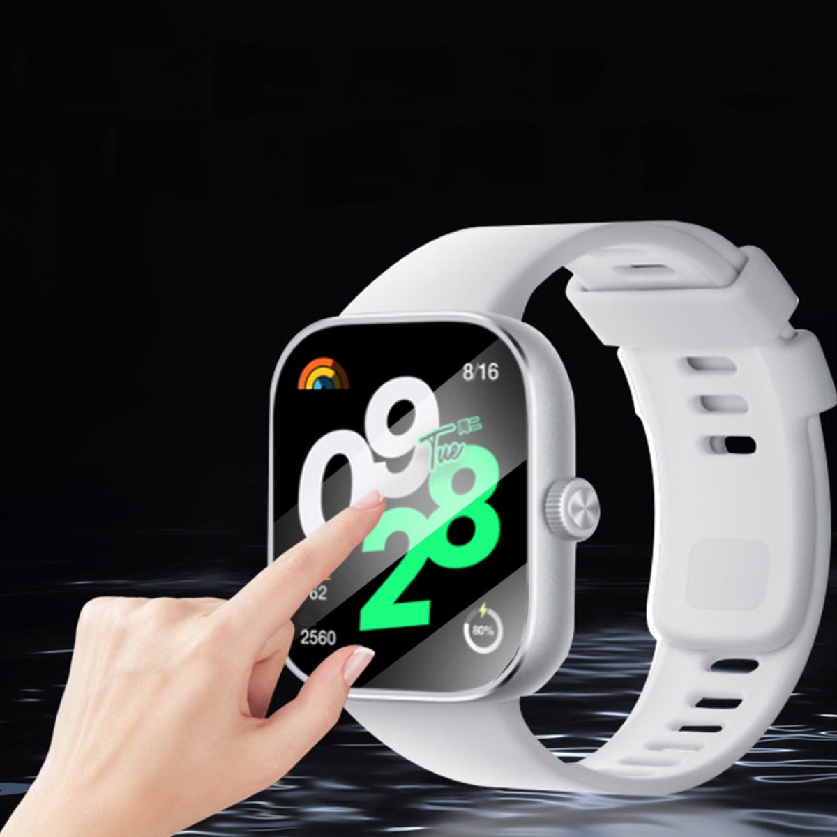 Uno smartwatch argentato con cinturino bianco è mostrato con un dito che tocca lo schermo.