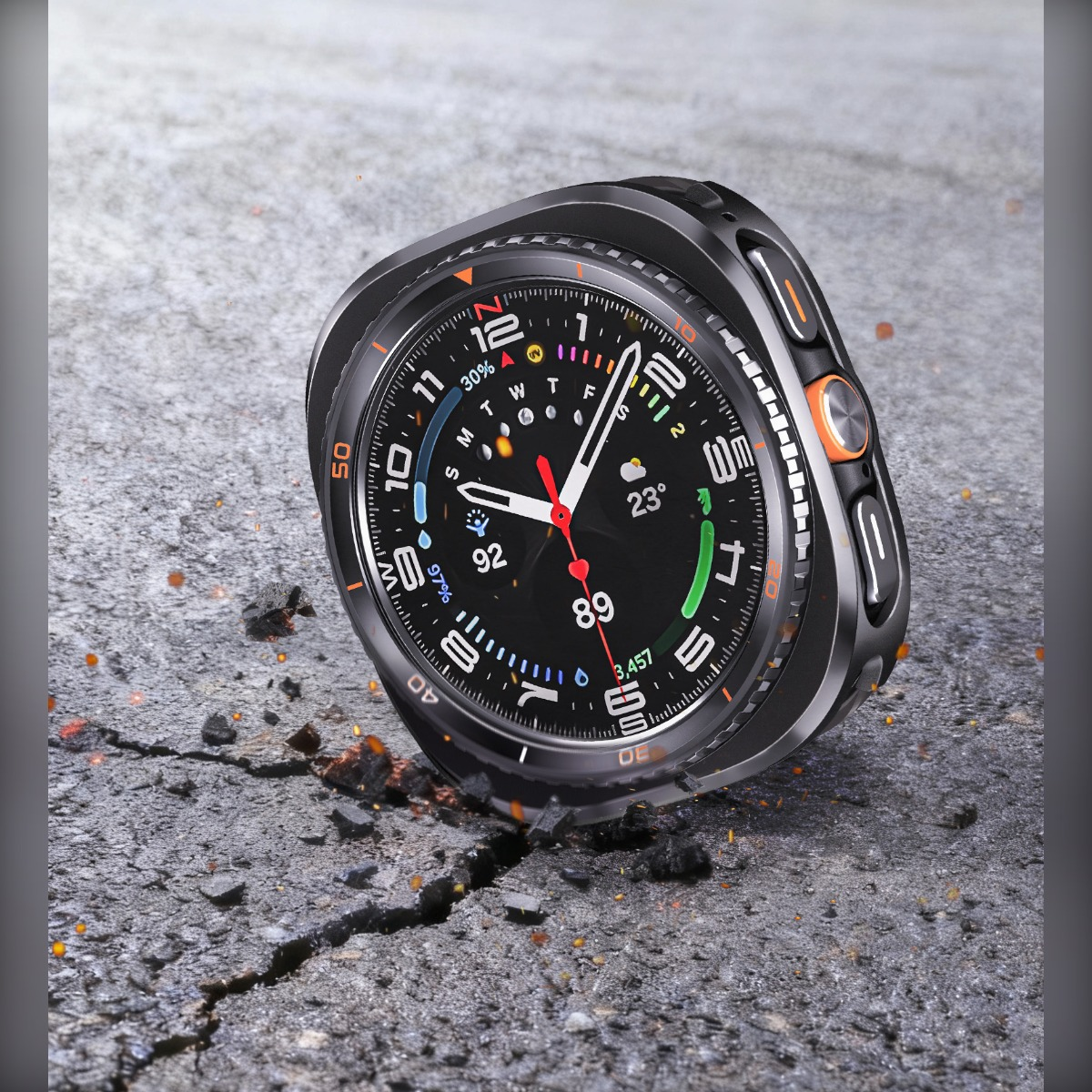 Eine schwarze Smartwatch mit lebendigem Zifferblatt ruht auf rissigem Asphalt.