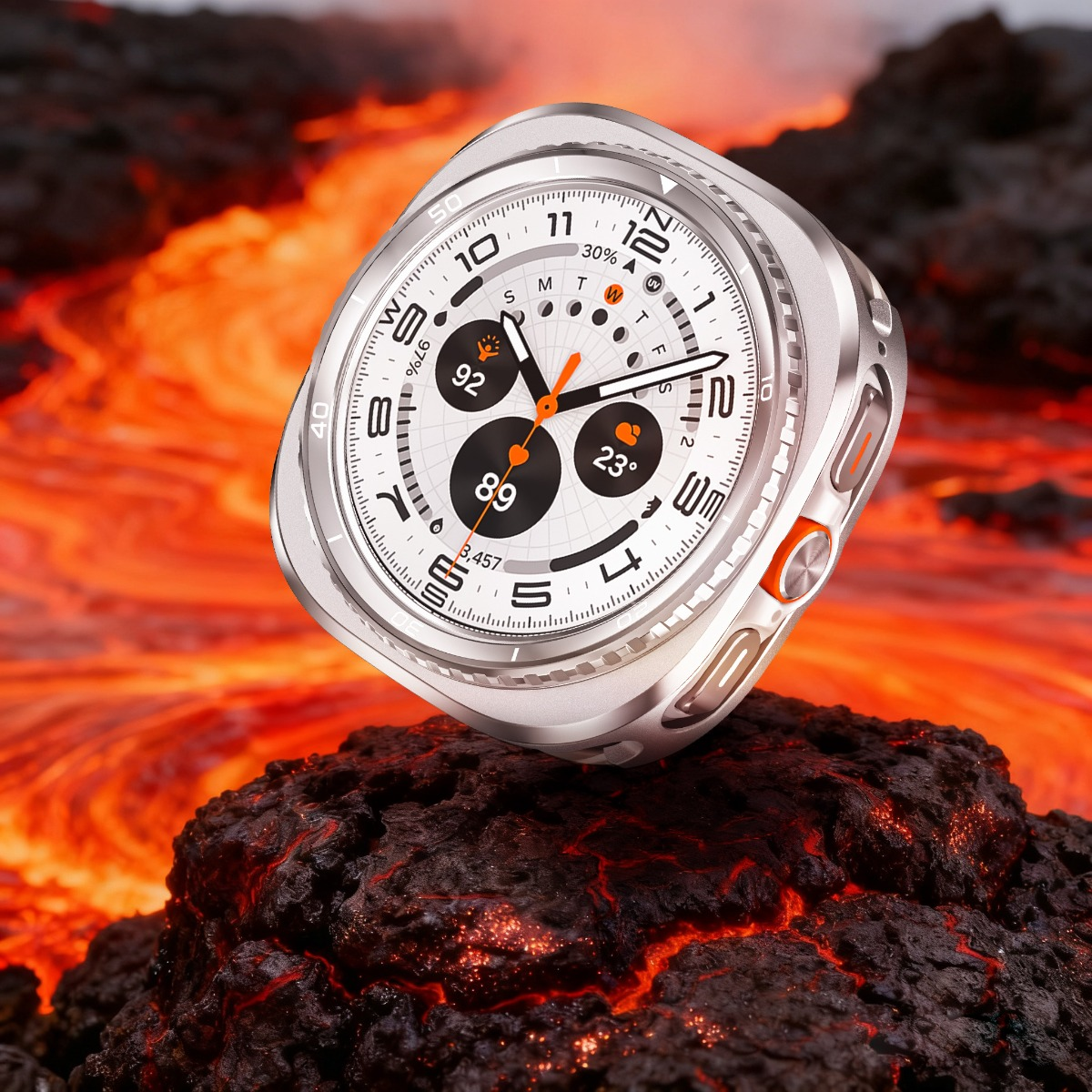 Uno smartwatch argentato su una roccia incandescente con lava che scorre.
