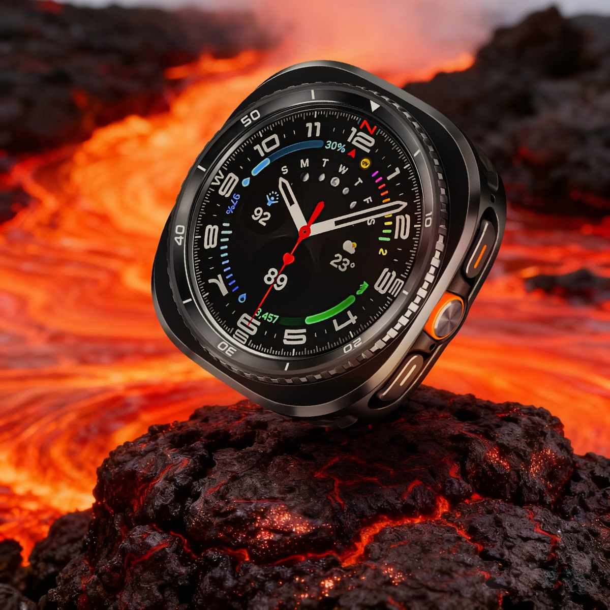 Uno smartwatch su una roccia vulcanica di fronte a lava fluente.