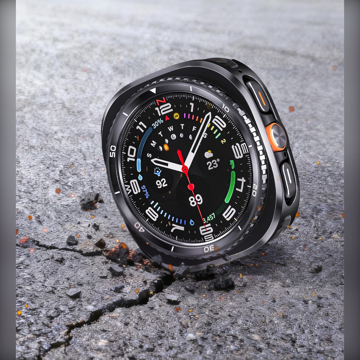 Uno smartwatch nero con quadrante digitale poggia su asfalto crepato.
