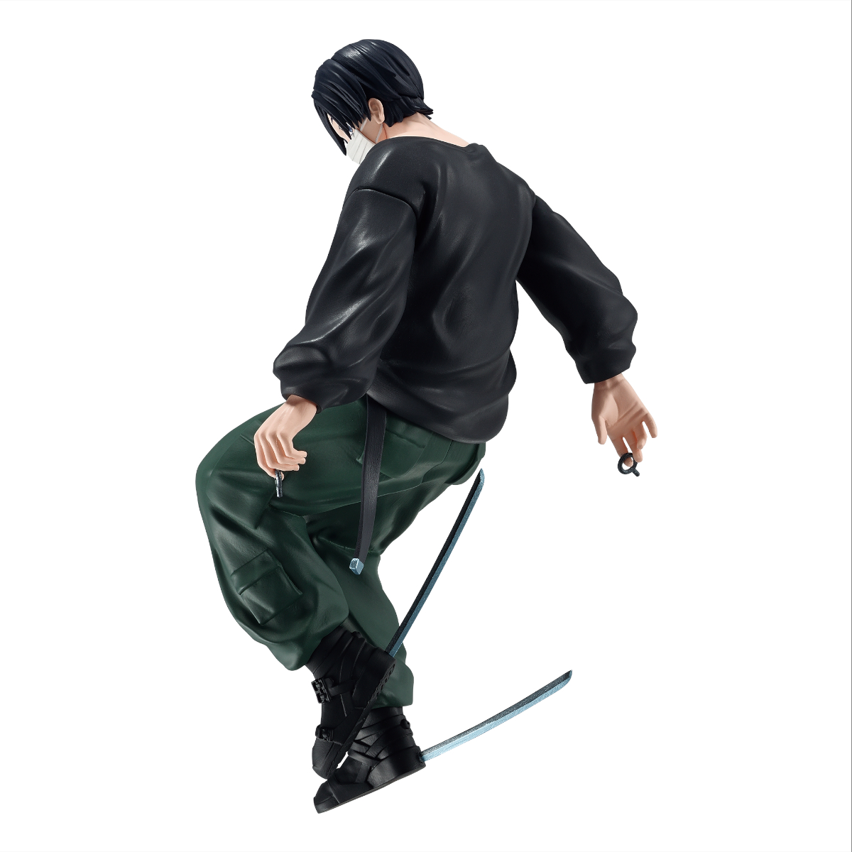 Figura de hombre con suéter negro, pantalón verde, mascarilla y espada sobre fondo blanco.