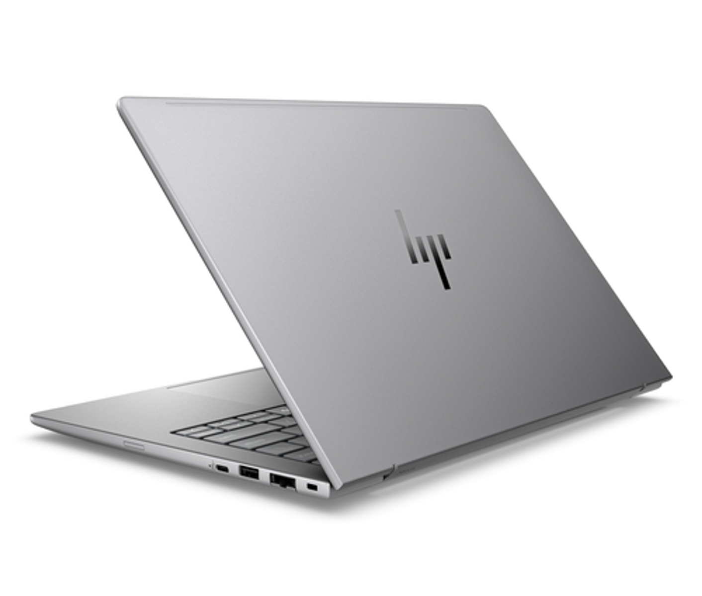 Un portátil plateado de HP está abierto sobre un fondo blanco. El logo está en la tapa.
