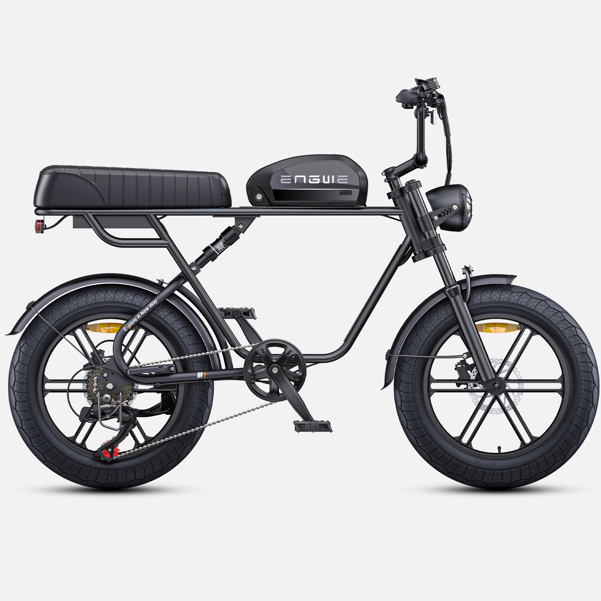 Schwarzes E-Bike mit breiten Reifen, Sitzbank und Akku.
