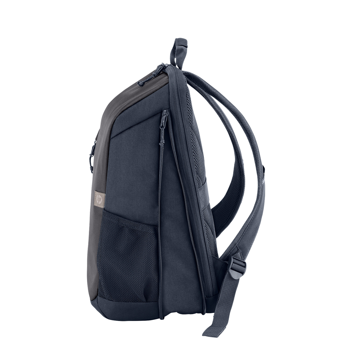 Mochila gris oscuro con logo HP y dos correas, aislada sobre blanco.