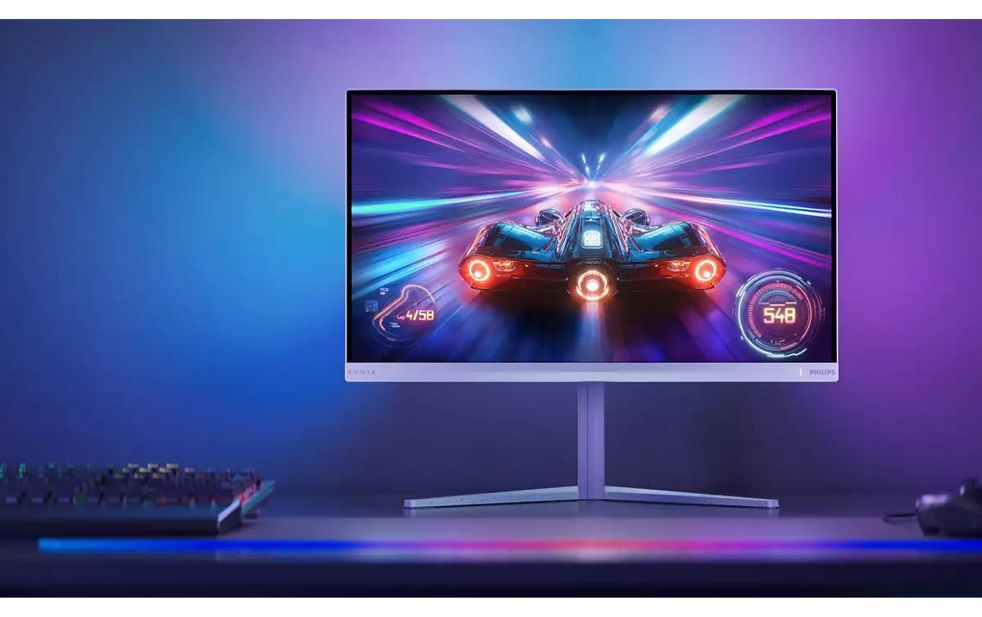 Un monitor mostra un gioco di corse con un'auto futuristica su una pista illuminata al neon.