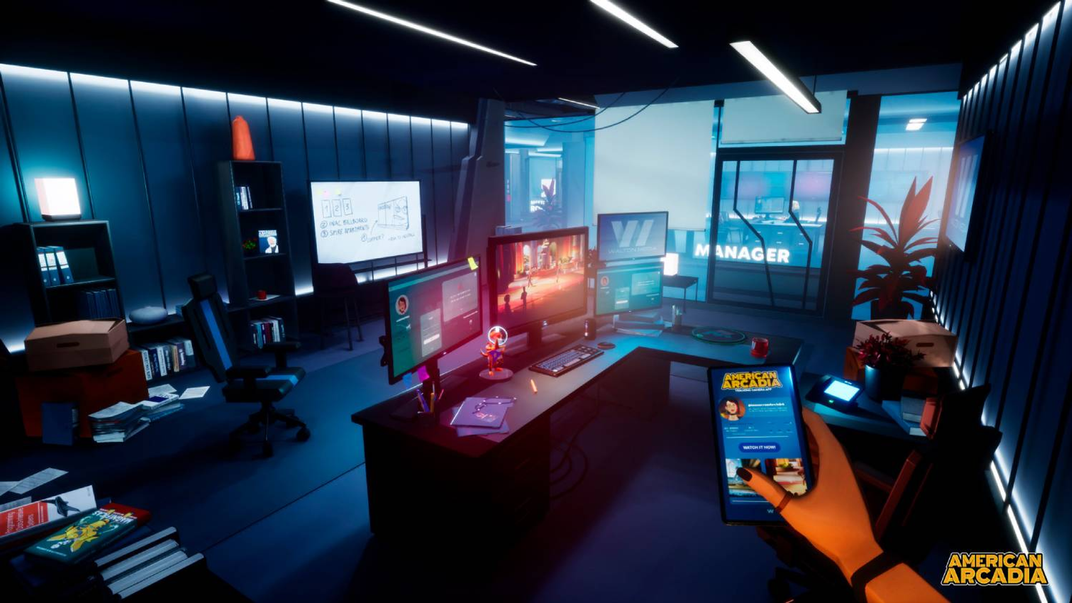 Un ufficio poco illuminato con più monitor, una scrivania e una mano che tiene un telefono.