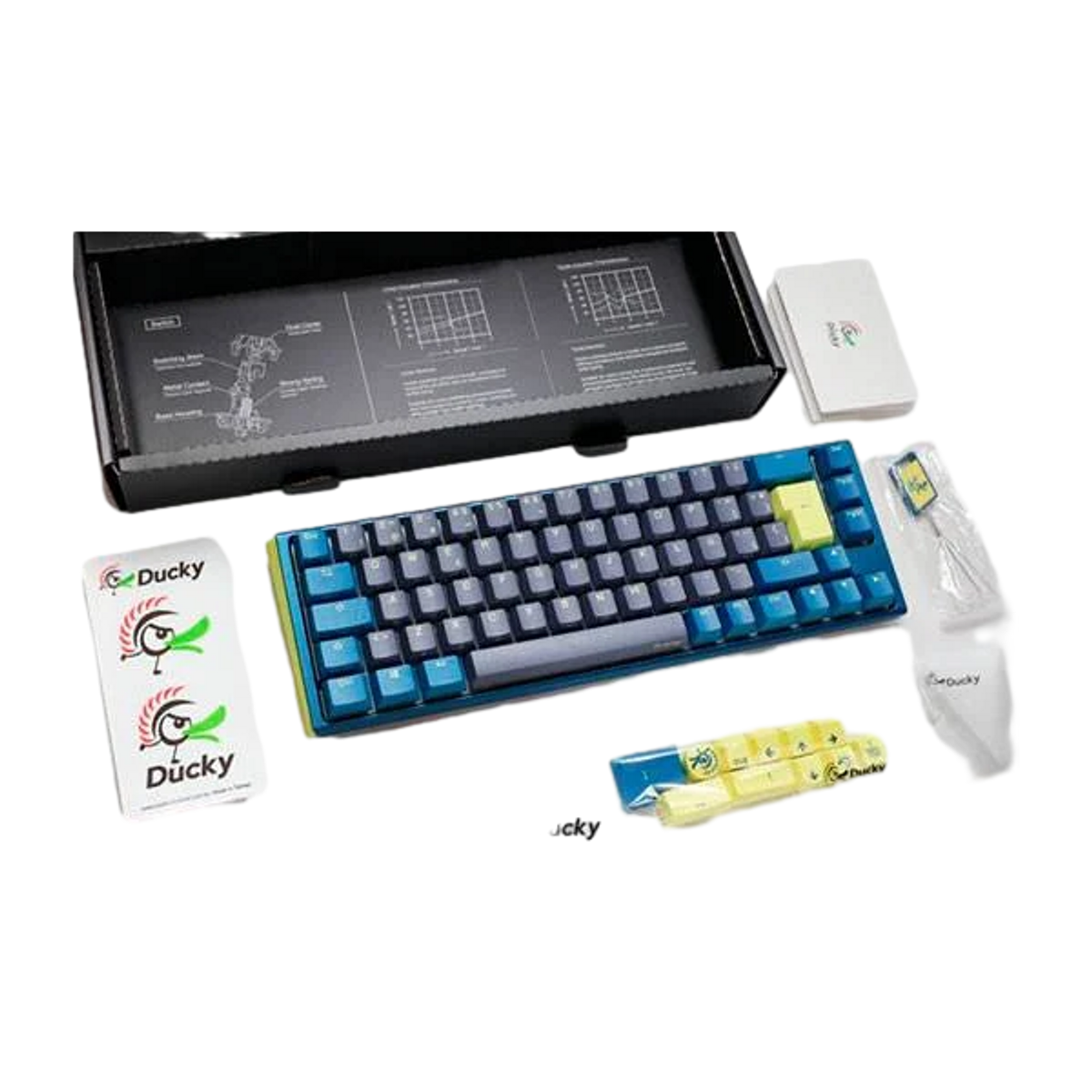 Tastiera Ducky blu e gialla con accessori su sfondo nero.
