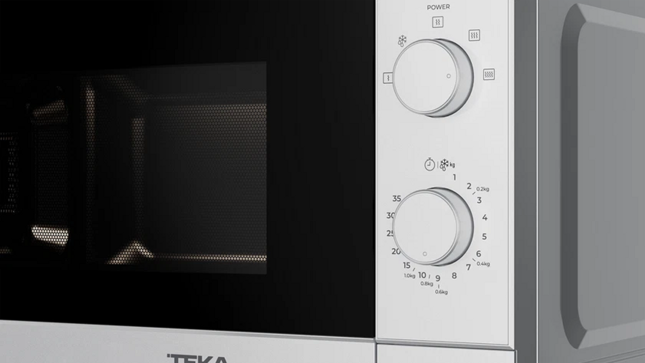 Primo piano di un forno a microonde con manopole di controllo e porta nera.