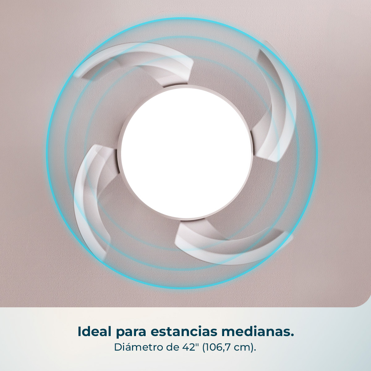 Primer plano de ventilador de techo blanco con tres aspas, sobre fondo beige. Remolinos de luz azul.
