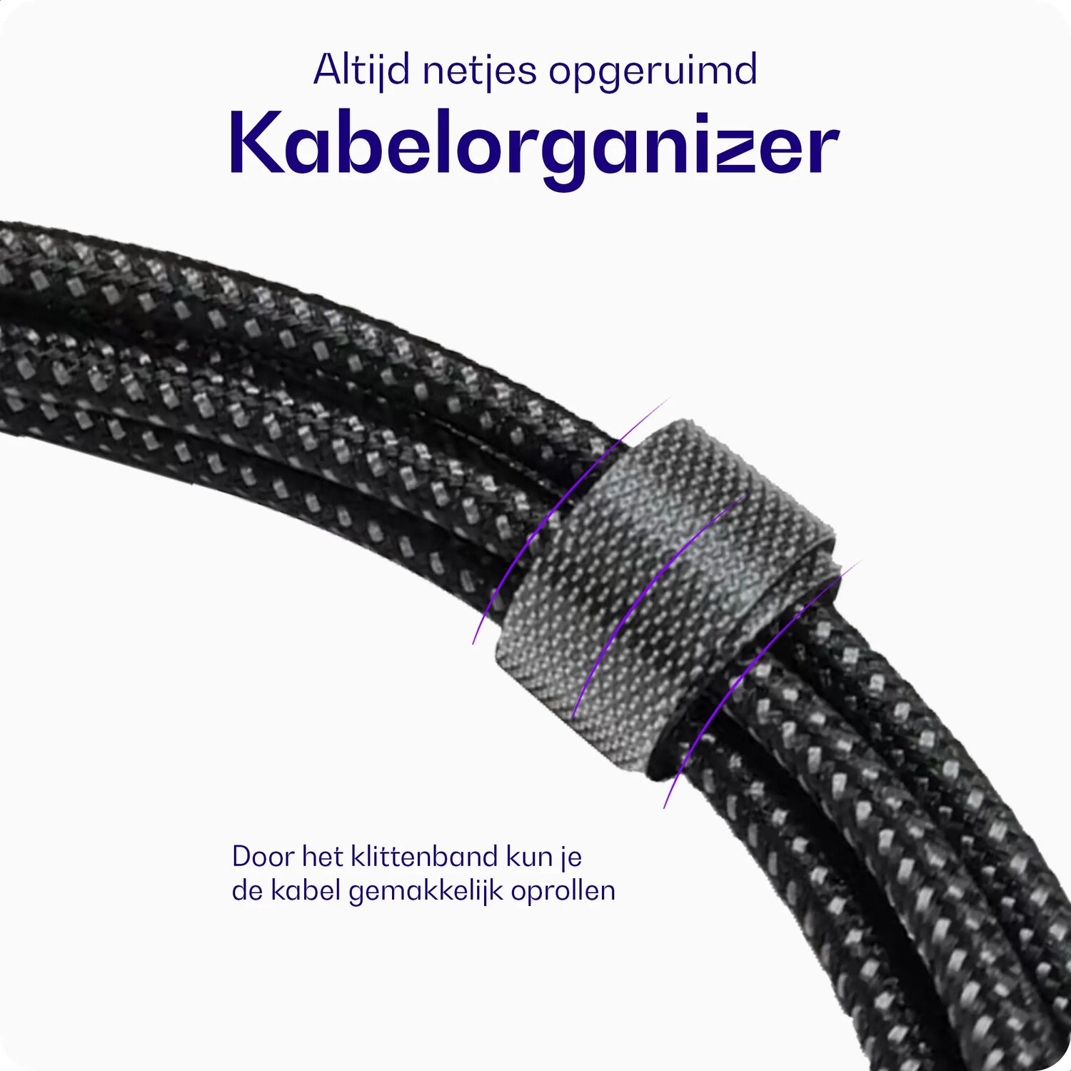 Een zwarte kabelorganizer met klittenband houdt kabels bij elkaar.