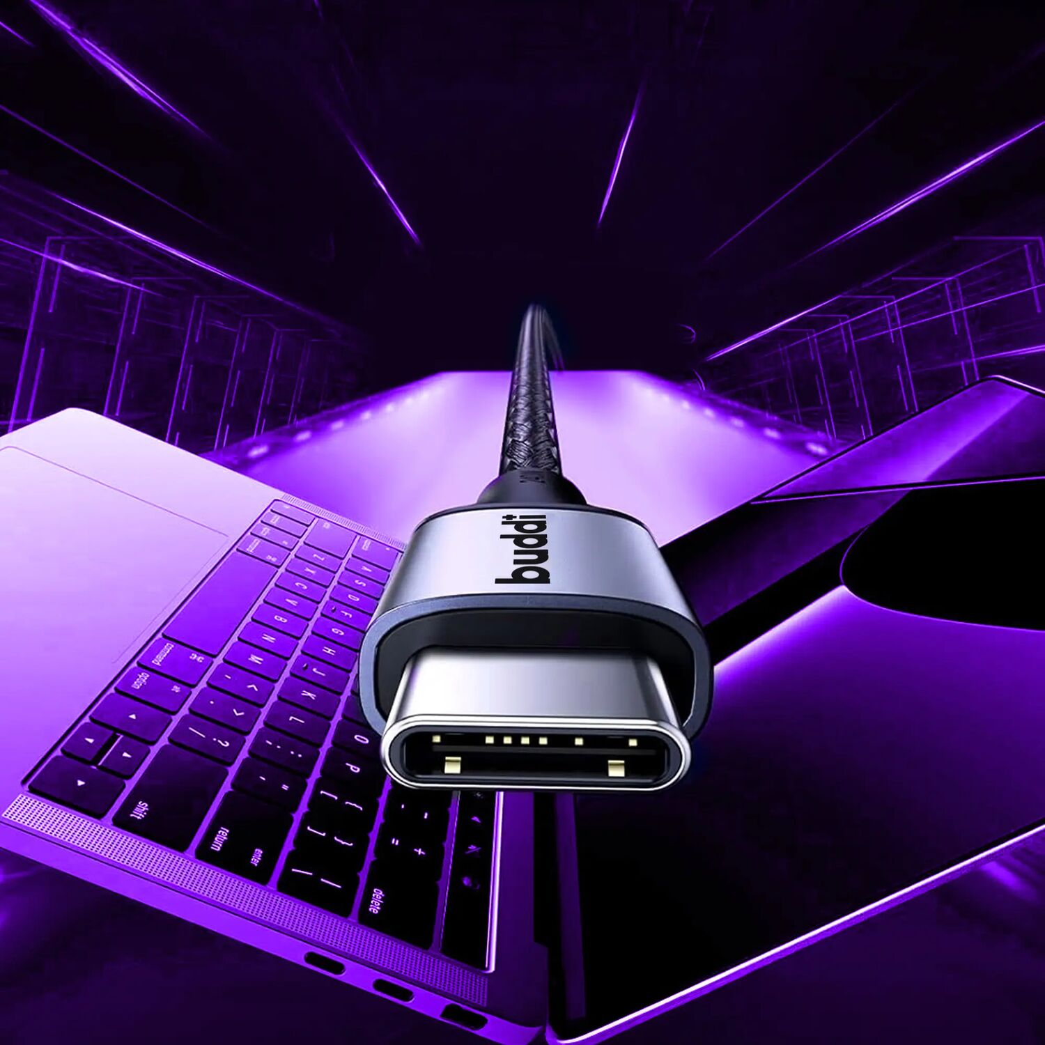 Een USB-C kabel met het merk "buddi" rust op een paars laptop toetsenbord.