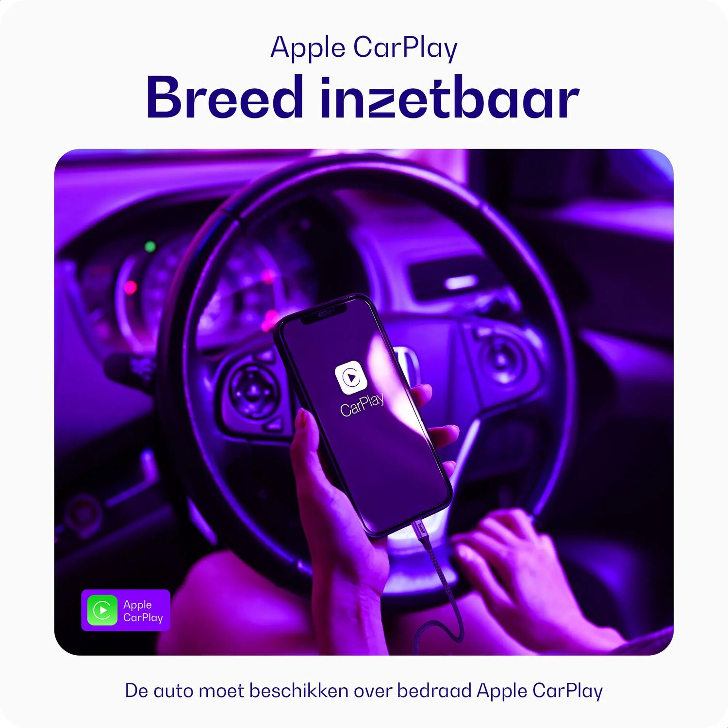 Persoon houdt smartphone met Apple CarPlay in auto met paars licht.