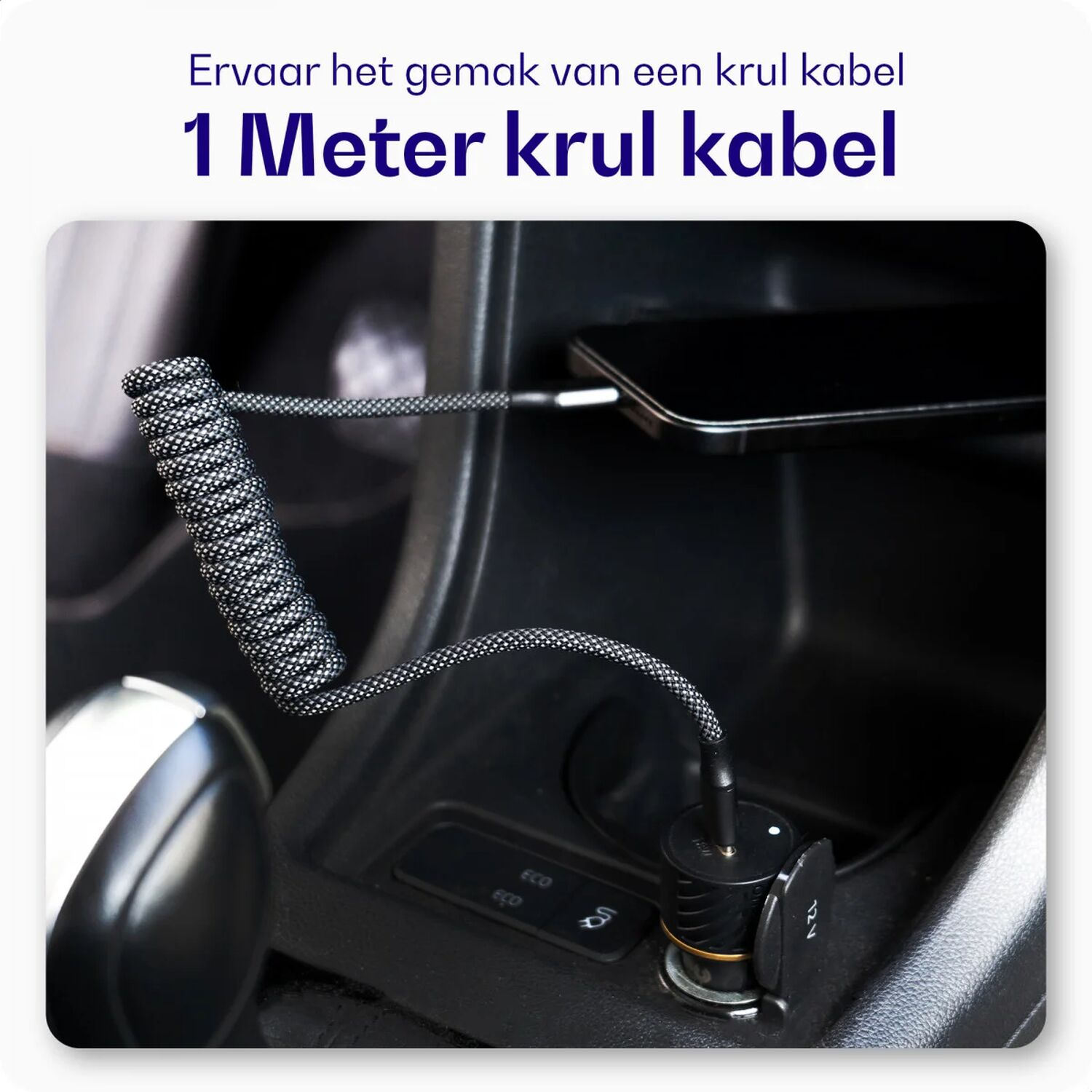 Gekruld zwart-wit kabel laadt een smartphone op in een auto.