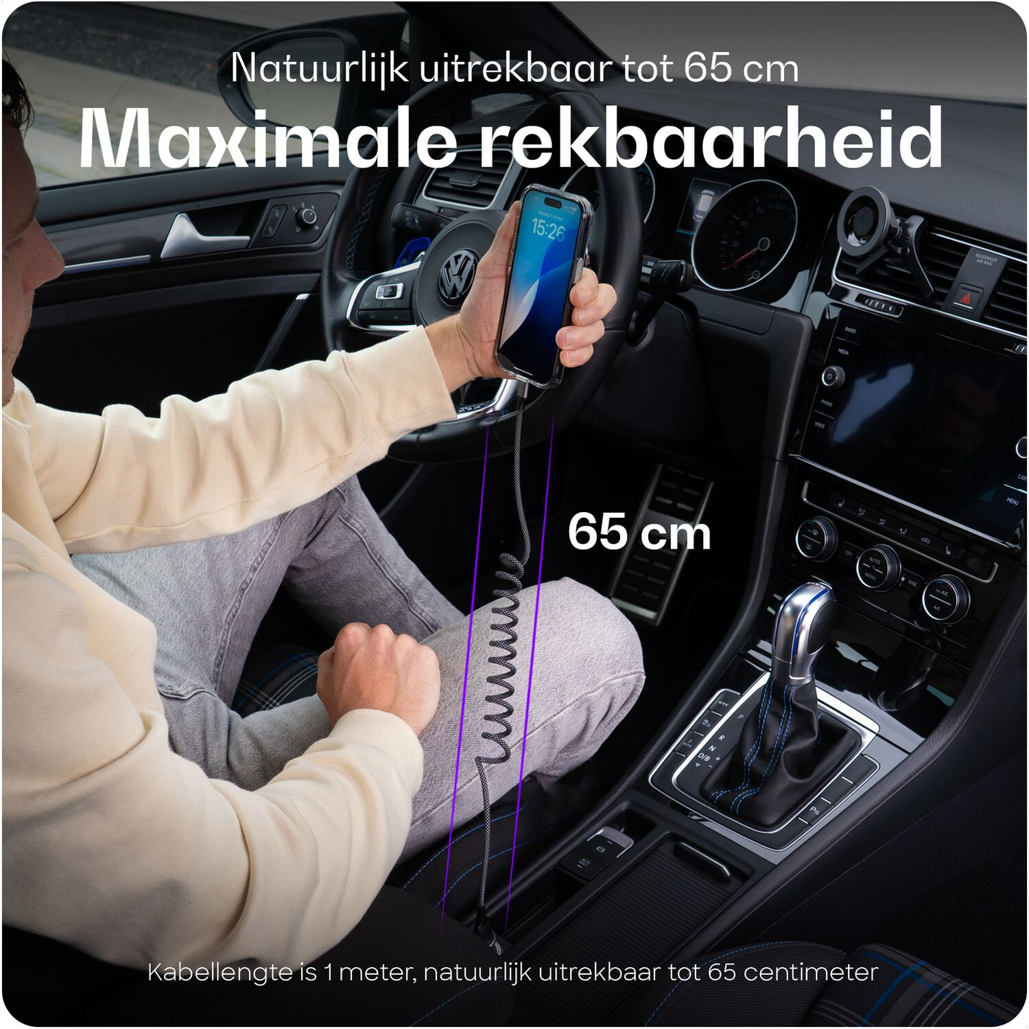 Man in auto houdt telefoon vast, toont 65 cm kabellengte.