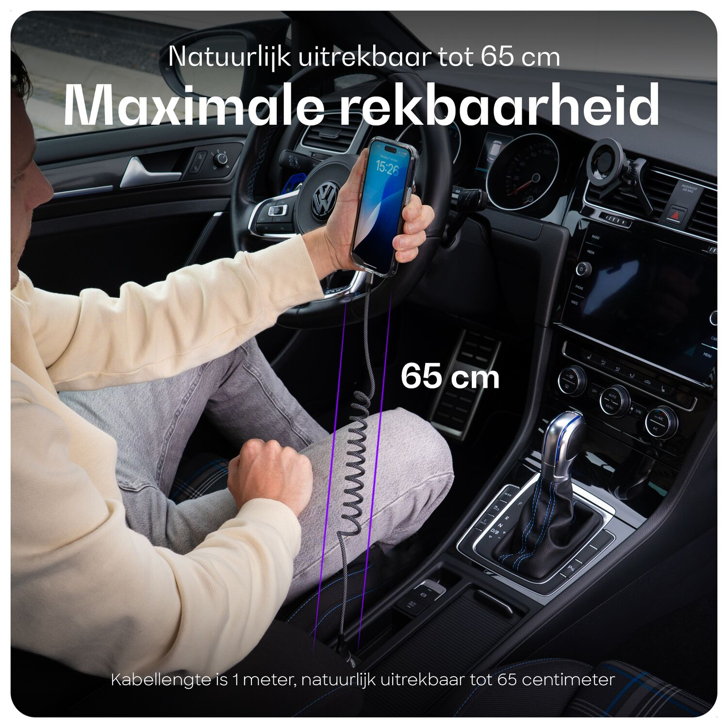 Man in auto houdt smartphone vast. Kabel van 1m, uitrekbaar tot 65cm.