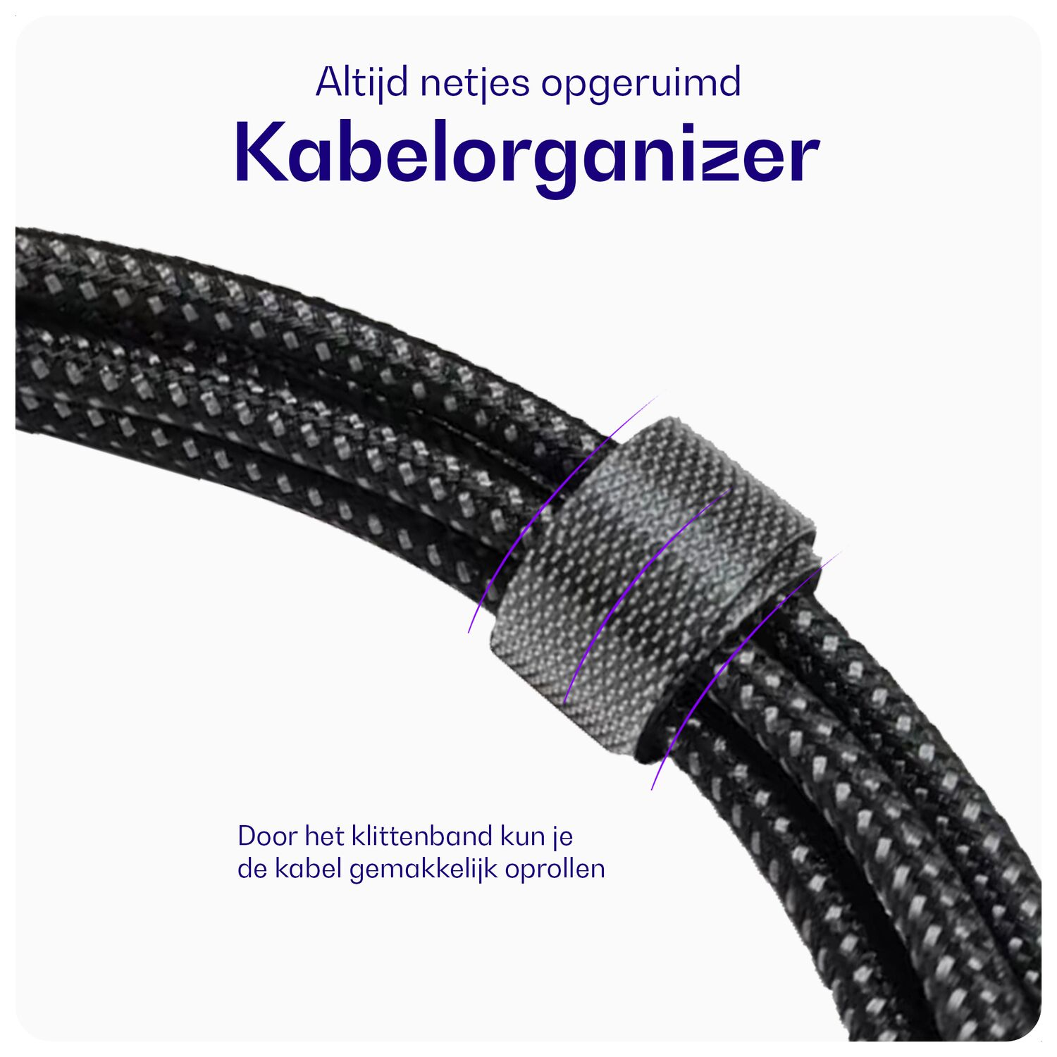 Grijze kabelorganizer met klittenband houdt meerdere zwarte, geruite kabels bij elkaar.