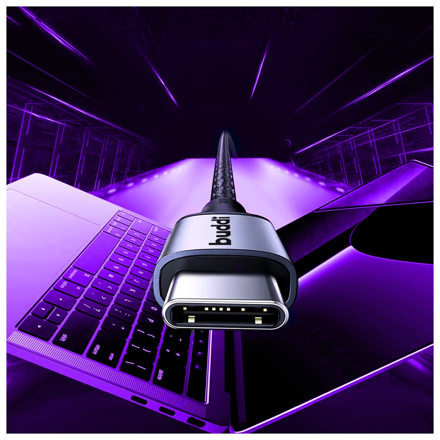 Een USB-C connector steekt boven een laptop toetsenbord uit, paarse achtergrond.