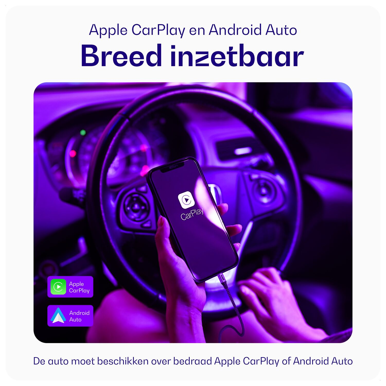Persoon houdt smartphone verbonden met auto, paarse sfeerverlichting.