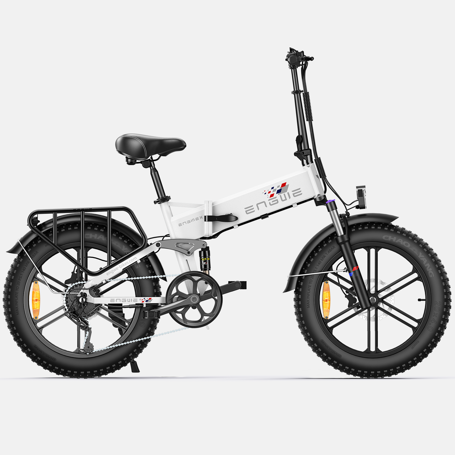 Ein weißes, faltbares Elektrofahrrad mit dicken Reifen und schwarzem Gepäckträger.