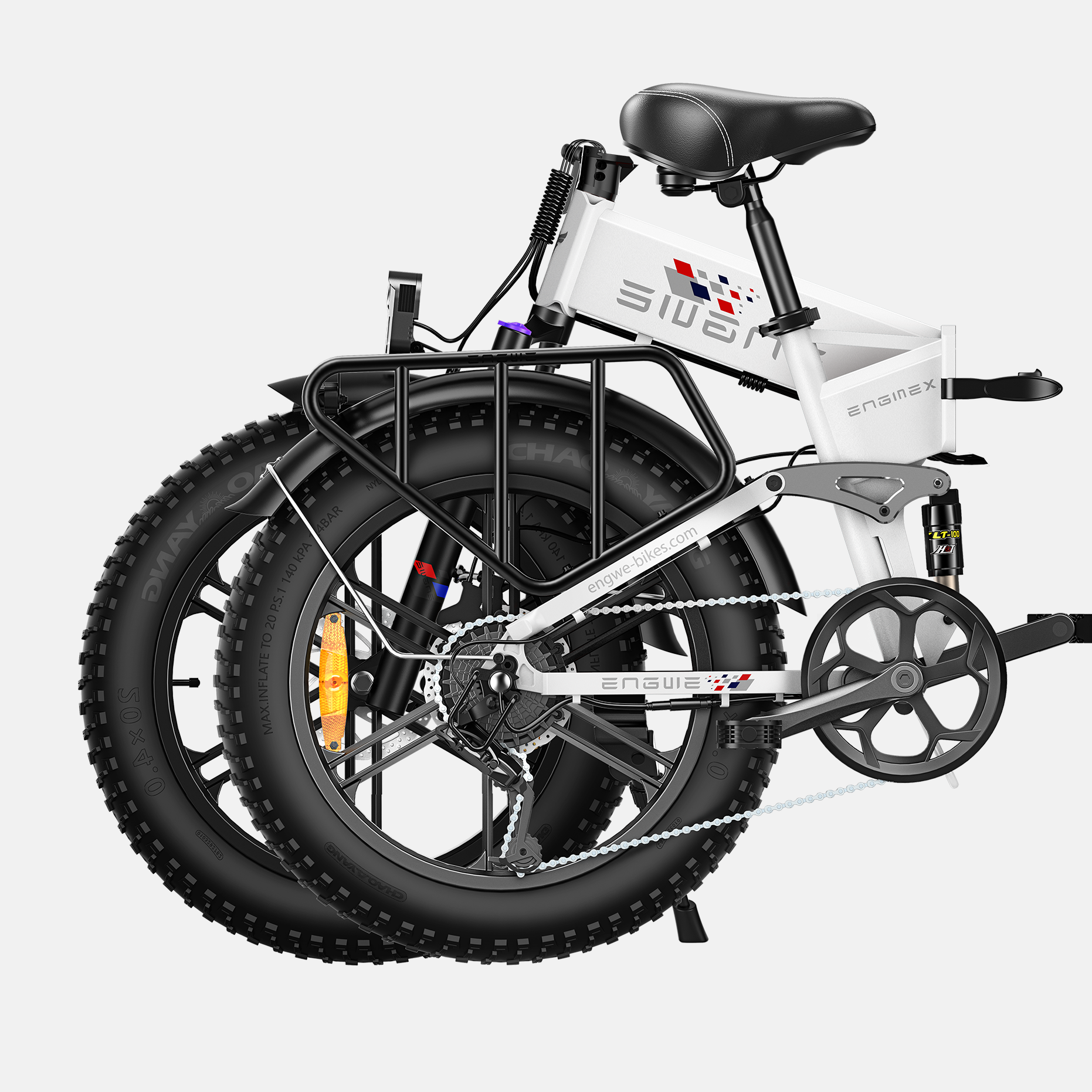 Ein weißes faltbares E-Bike mit dicken Reifen, Gepäckträger und Federung.