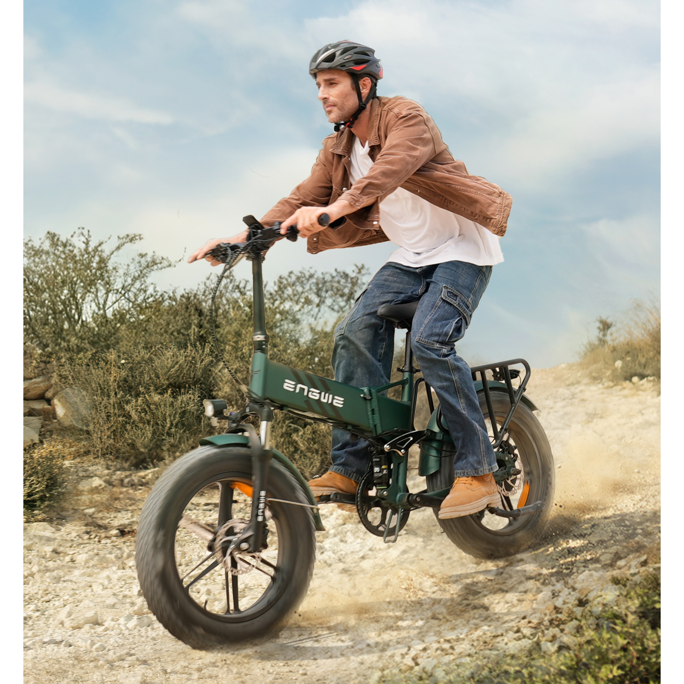 Uomo guida e-bike pieghevole su strada sterrata, con casco e giacca marrone.