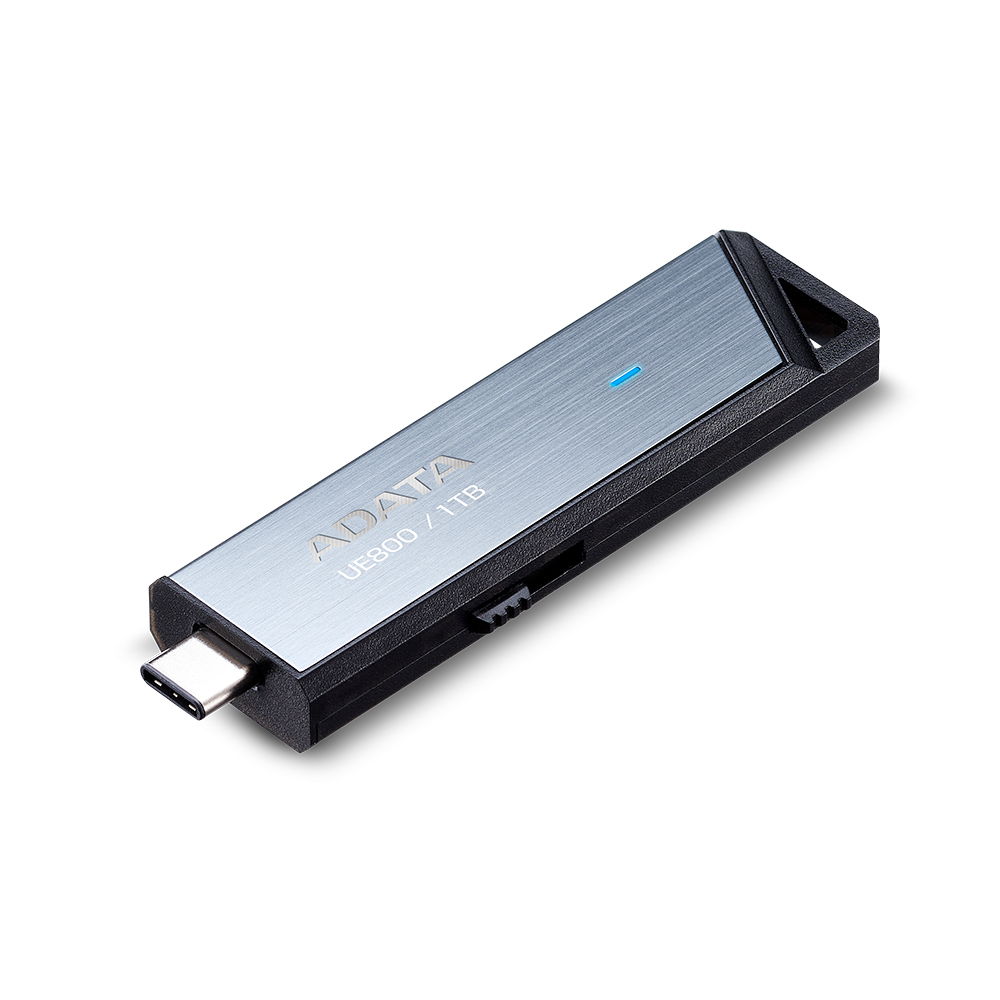 Una chiavetta USB argentata con custodia nera e connettore USB-C.