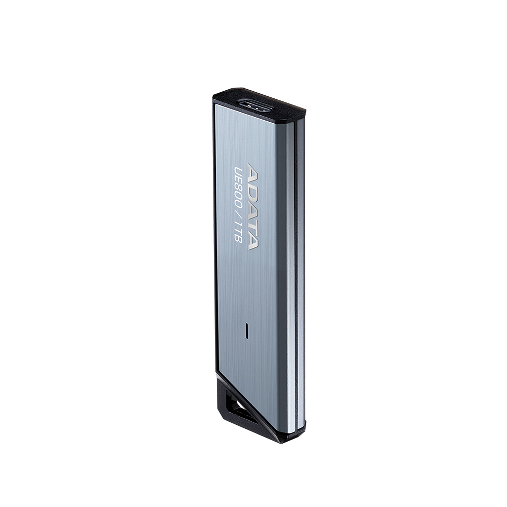 Una chiavetta USB ADATA UE800 da 1TB argentata con cappuccio e connettore neri.