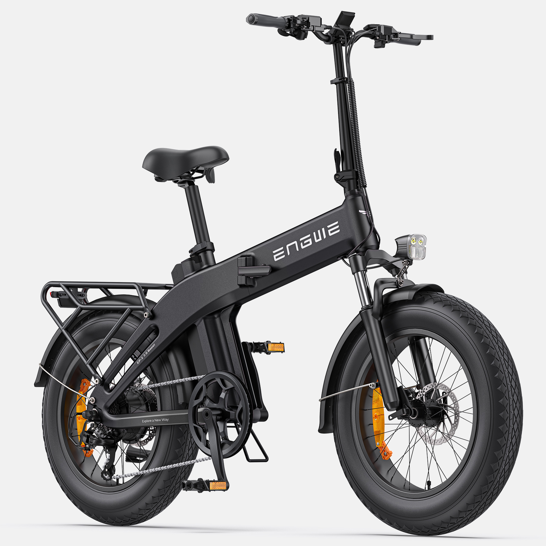 Una e-bike pieghevole nera con pneumatici larghi, portapacchi e faro.