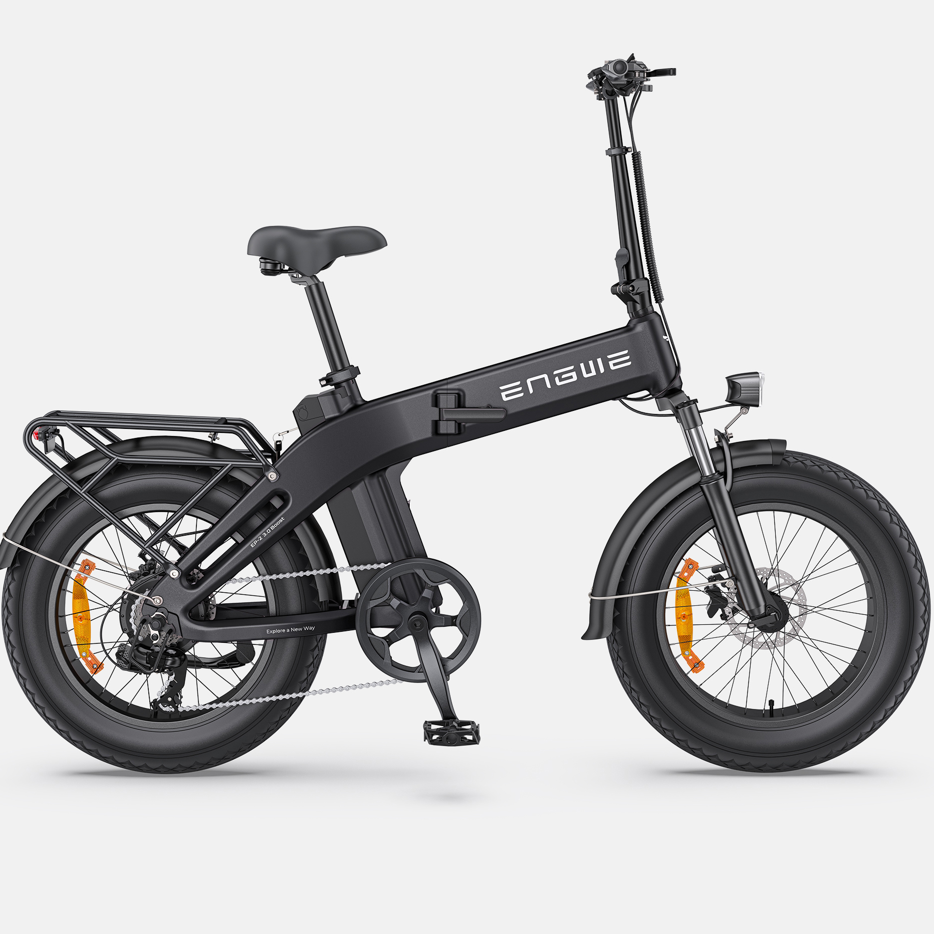 Bicicletta elettrica nera con pneumatici larghi, portapacchi posteriore e faro.