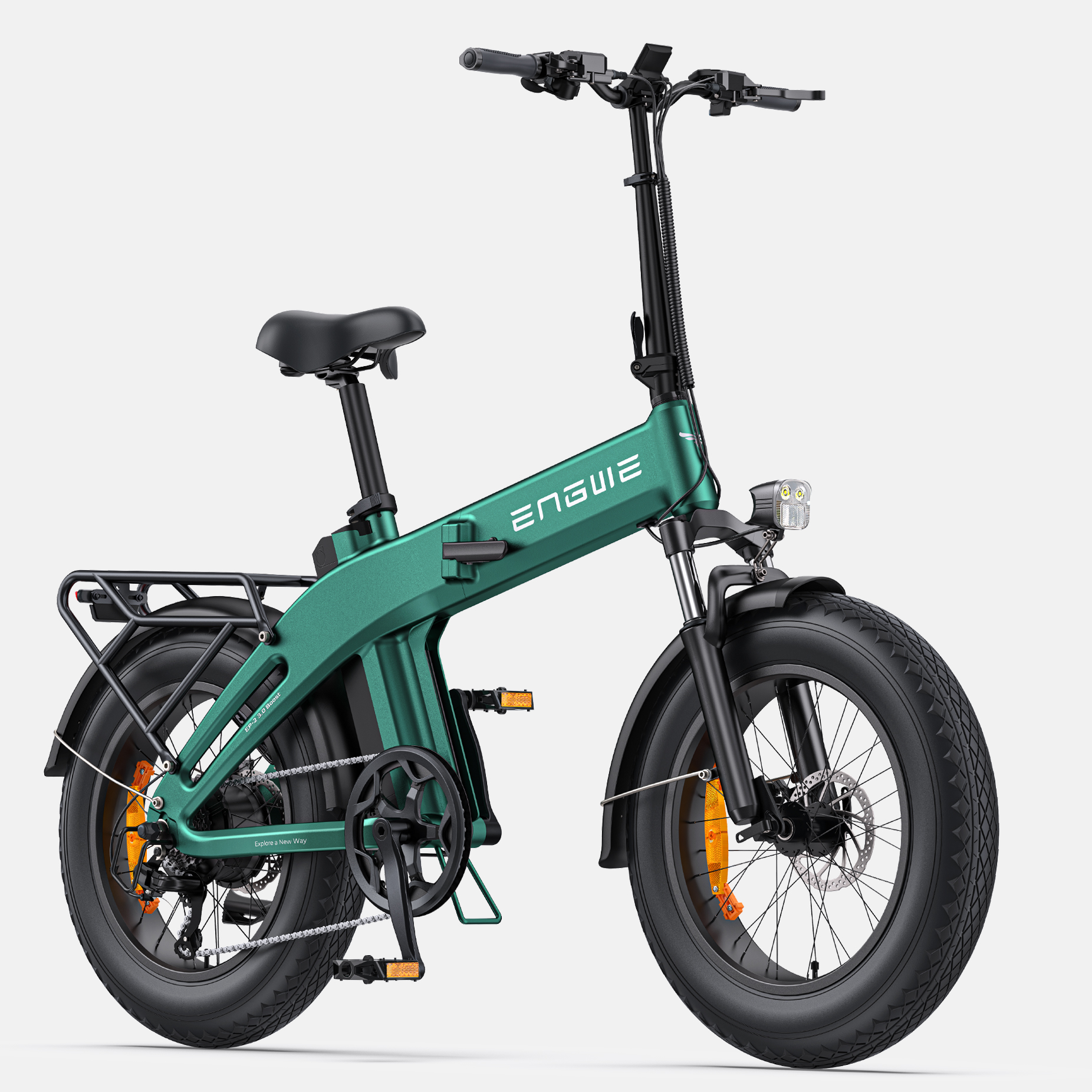 Una e-bike pieghevole verde con pneumatici larghi, portapacchi e sfondo bianco.