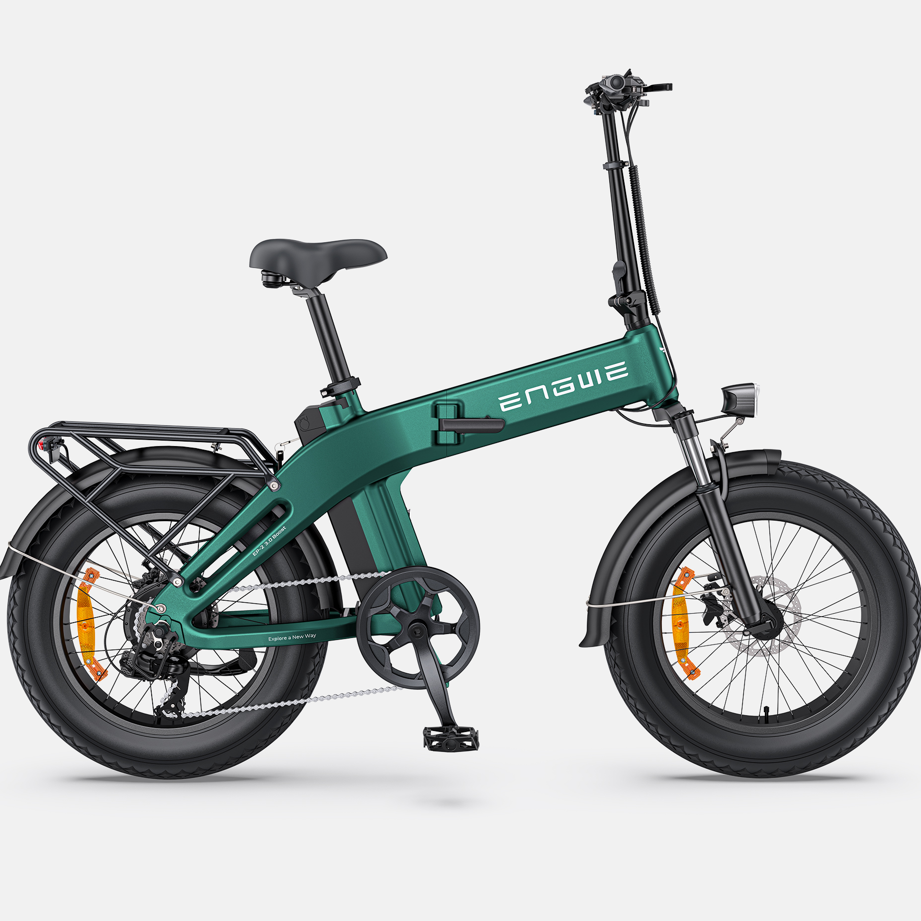 Una bici elettrica pieghevole verde con copertoni larghi, portapacchi e faro.