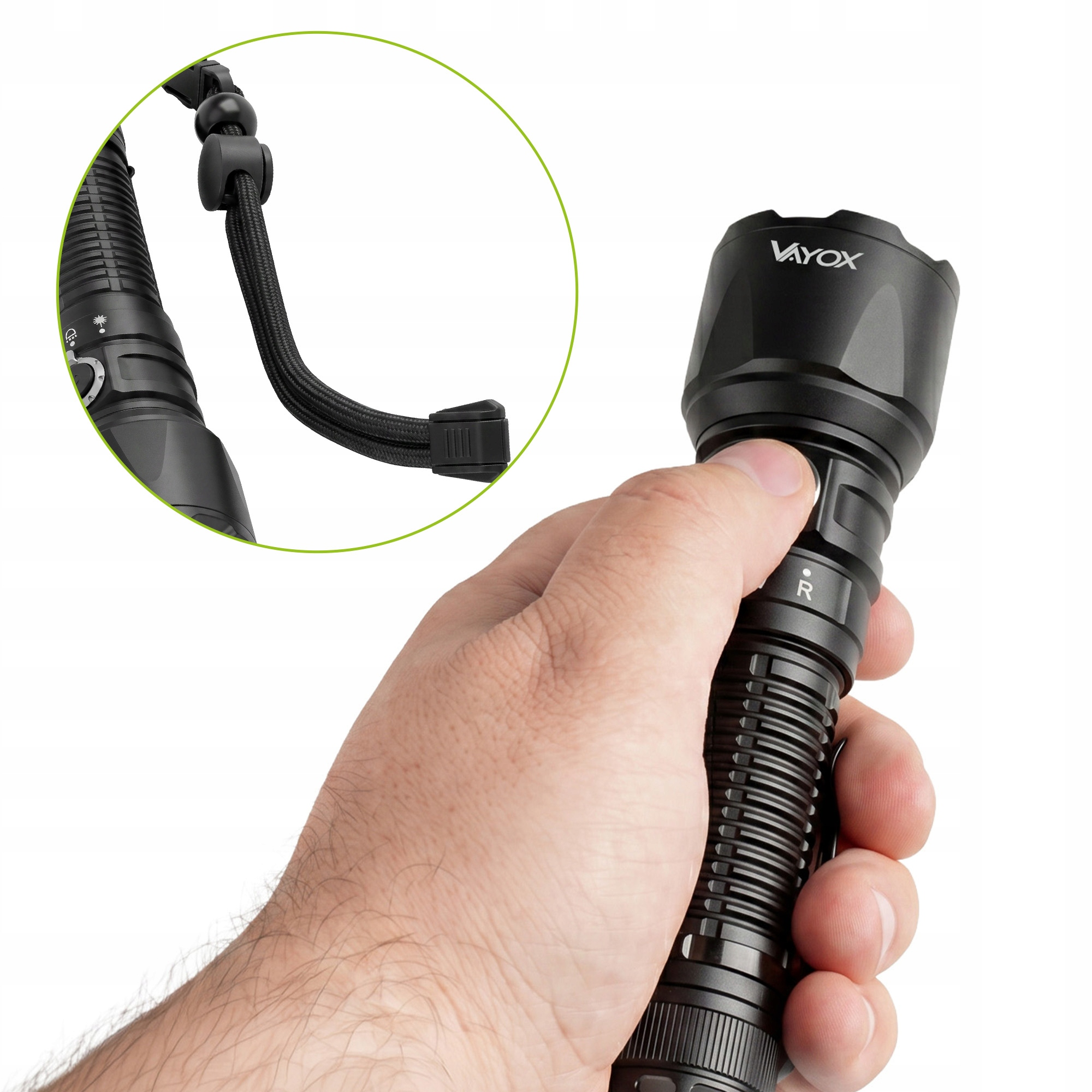 Eine Hand hält eine schwarze Vayox-Taschenlampe mit einem Lanyard.