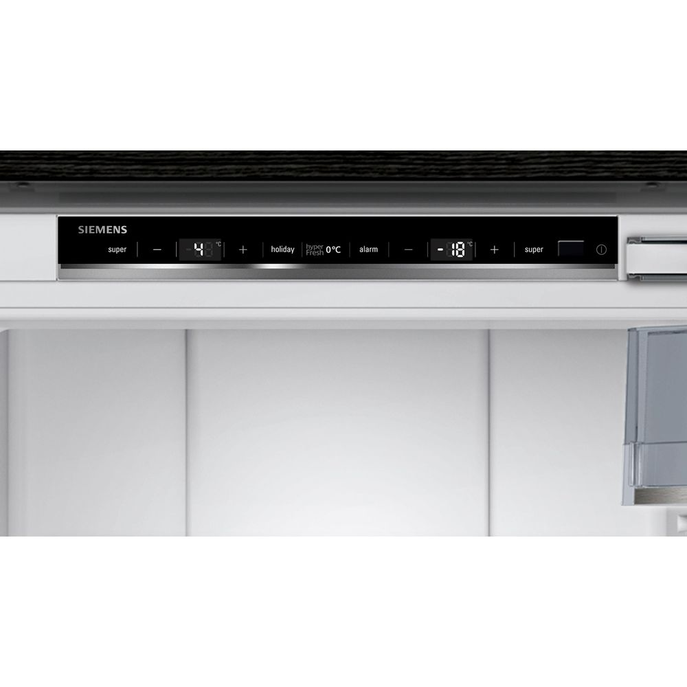 Siemens-Kühlschrankdisplay zeigt 4°C und -18°C, mit Optionen für Super, Holiday, HyperFresh und Alarm.