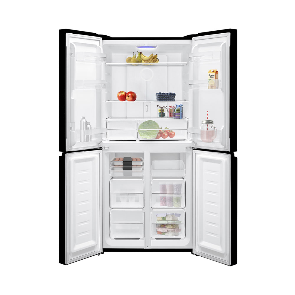 Ein offener schwarzer Kühlschrank mit Lebensmitteln wie Obst, Gemüse und Eiern.