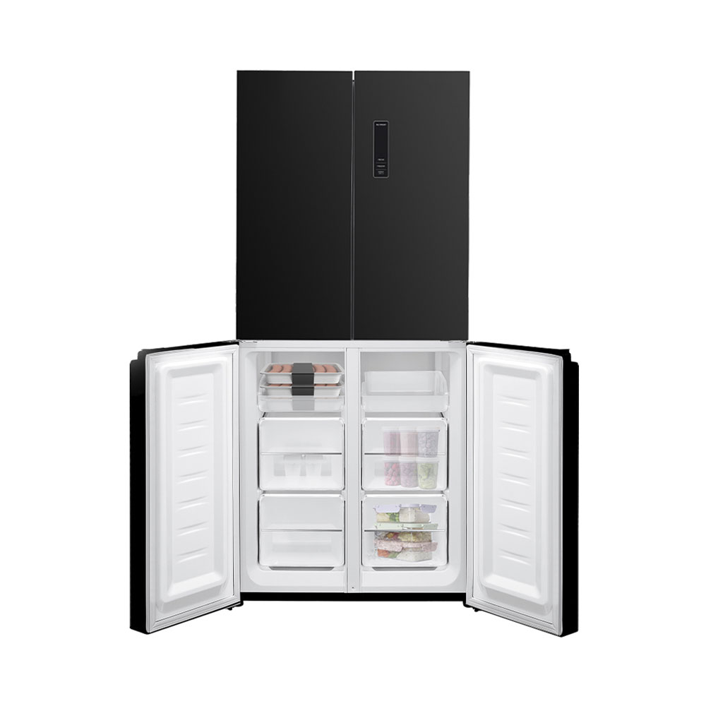 Ein schwarzer Kühlschrank mit vier Türen, die oberen beiden geschlossen, die unteren offen.
