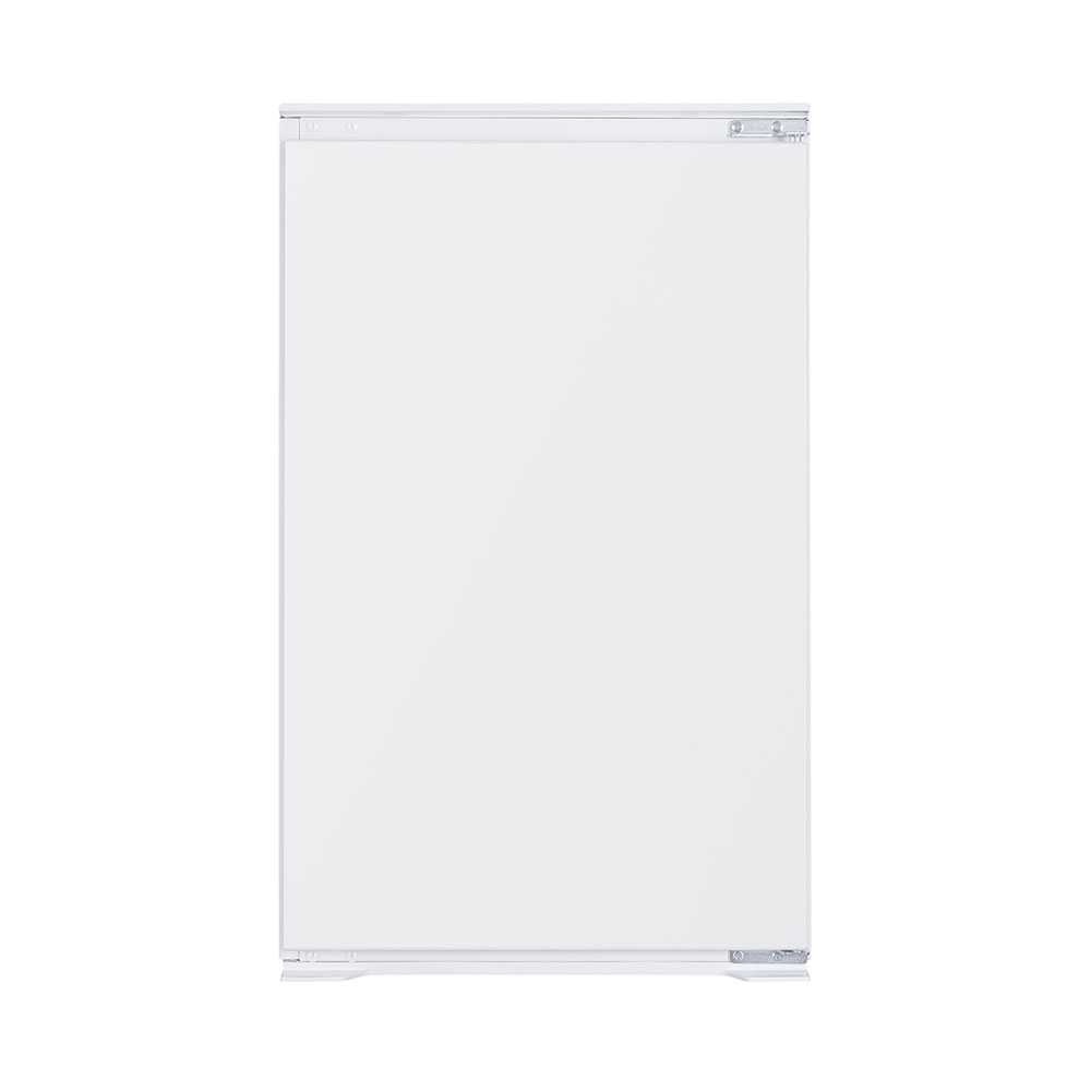 Un réfrigérateur blanc avec des accents argentés sur fond blanc.