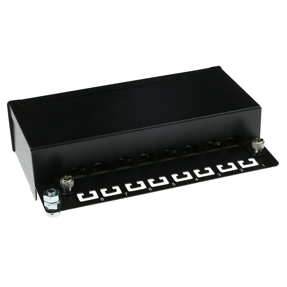 Un supporto per patch panel nero con fessure numerate (1-8).