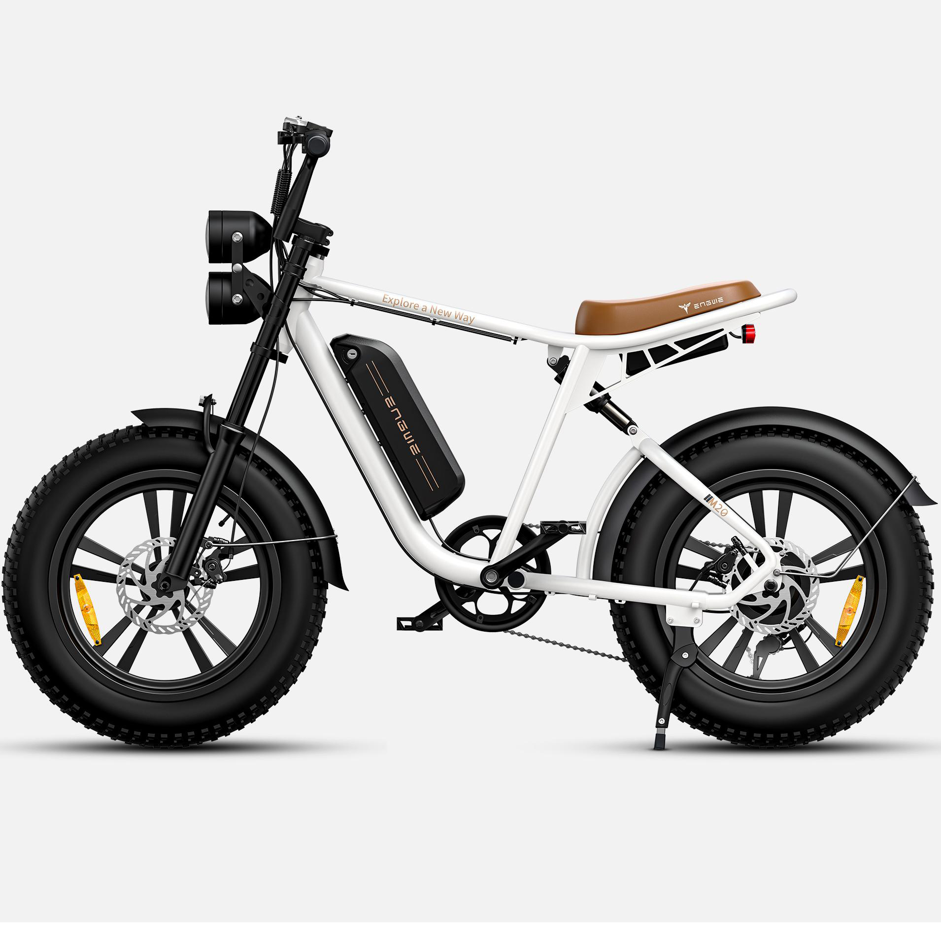 Una bicicletta elettrica bianca con sella marrone e pneumatici larghi.