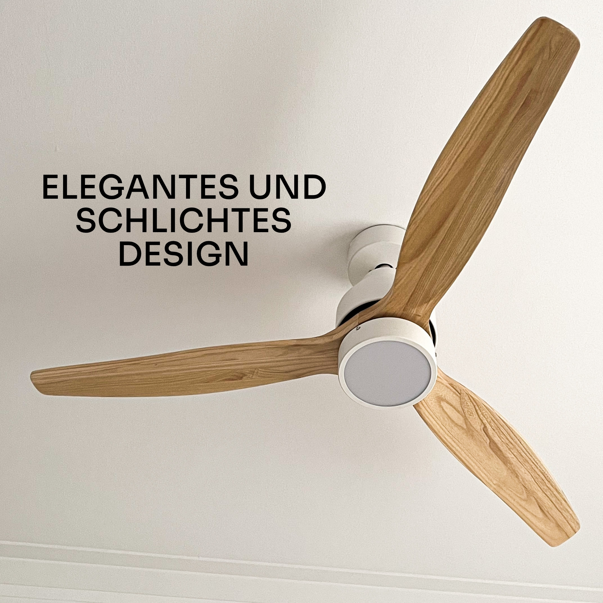 Ein moderner Deckenventilator mit drei Holzflügeln und integrierter LED-Leuchte.